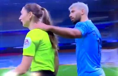 VIDEO Sergio Aguero a scandalizat lumea fotbalului! A luat arbitra de gât în Manchester City - Arsenal: „Ar trebui să fie interzis”