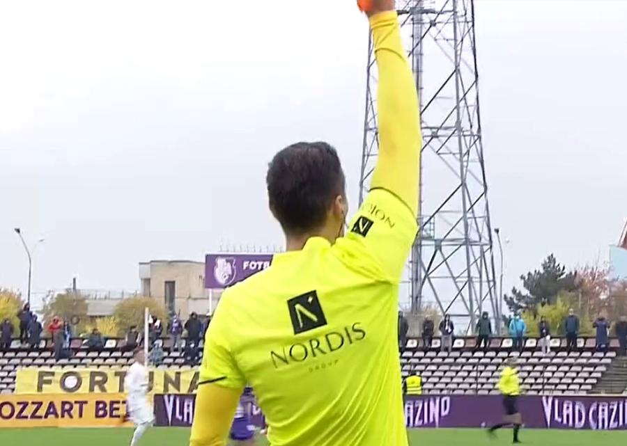 Daniel Mitruți, cu fanionul ridicat // foto: captură DigiSport Gică Hagi consideră că a fost viciere de rezultat la Pitești: „Ofsaid clar la primul gol”