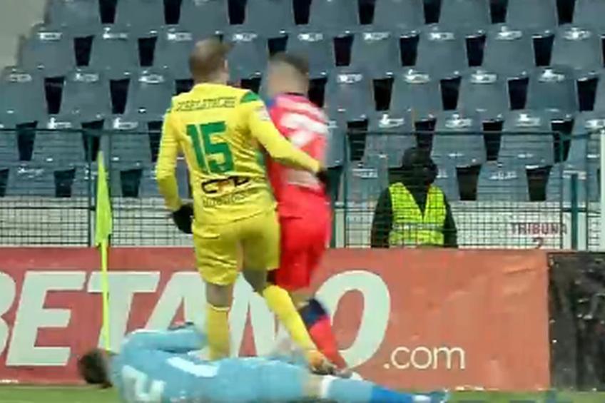 Darius Olaru, doborât în careul lui CS Mioveni // foto: captură DigiSport