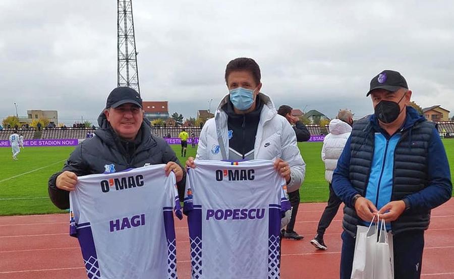 Hagi și Popescu au fost premiați la Pitești / Sursă foto: Facebook @FC Argeș Gică Hagi consideră că a fost viciere de rezultat la Pitești: „Ofsaid clar la primul gol”