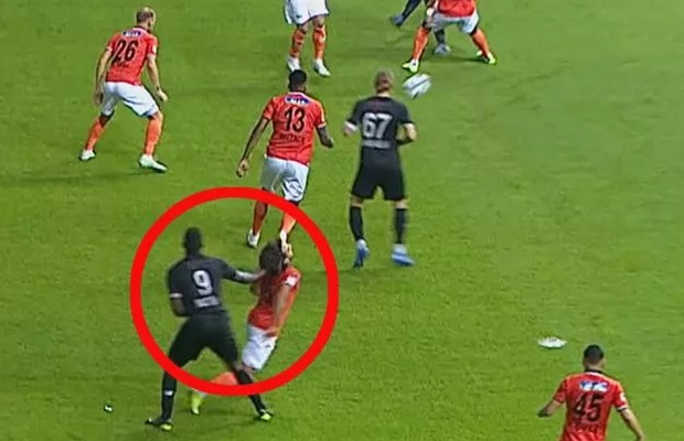 Incident șocant sub ochii lui Șumudică în Turcia » Ce i-a făcut Balotelli unui adversar!