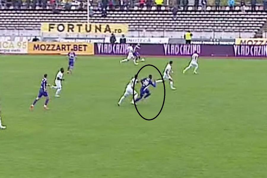 Jafar Arias, aparent în spatele apărării lui Farul în momentul pasei lui Latovlevici // foto: captură DigiSport Gică Hagi consideră că a fost viciere de rezultat la Pitești: „Ofsaid clar la primul gol”