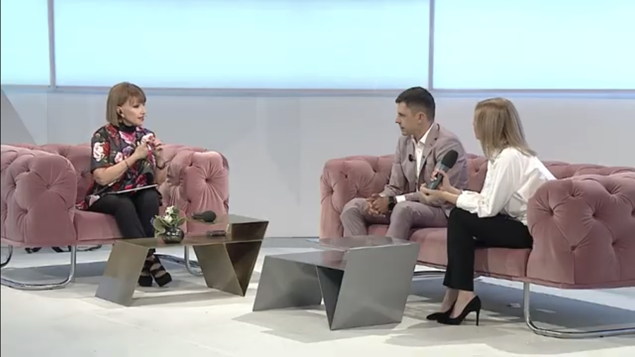 Instantaneu din timpul emisiunii prezentate de Marina Almășan TVR a îngenuncheat în fața ministrului sportului » Adevărate ode preț de 30 de minute pentru Eduard Novak: „Domnule ministru, o bucurie să vă avem alături. Sănătate, succese, de toate!”