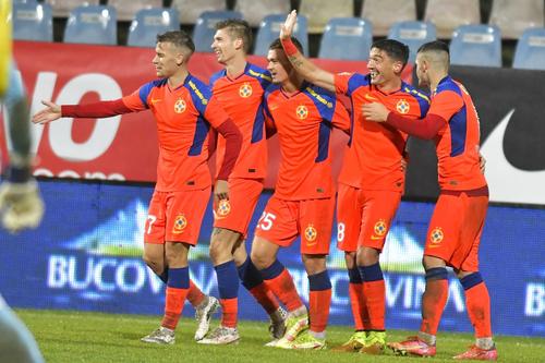 Claudiu Keșeru (al doilea din dreapta) a înscris în FCSB - CS Mioveni 3-0 // foto: Imago Images
