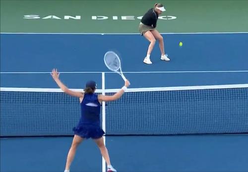 Iga Swiatek (21 de ani, 1 WTA) a câștigat titlul la San Diego, într-o finală disputată contra croatei Donna Vekic (26 de ani, 47 WTA). Sportiva din Polonia a fost criticată pentru un gest repetitiv pe care îl face în preajma fileului.