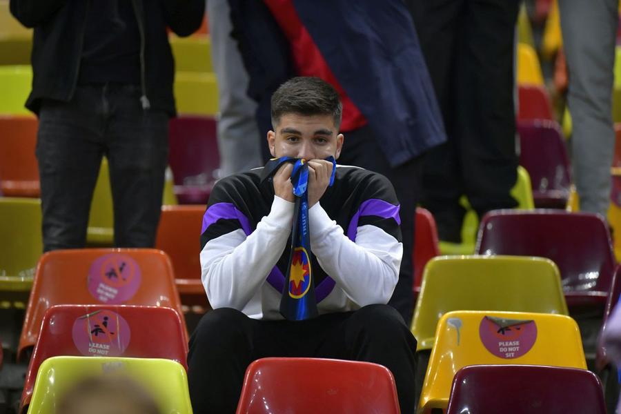 Un suporter al FCSB-ului a izbucnit în plâns în timpul meciului cu Silkeborg, 0-5 Cum stăm?
