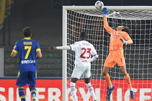 Ciprian Tătărușanu și una dintre paradele reușite în fața Veronei / Sursă foto: Guliver/Getty Images