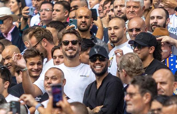 Surpriză în postarea lui Dani Alves de pe Instagram: a văzut Real Madrid - Barcelona din mijlocul fanilor madrileni, alături de un antrenor român!