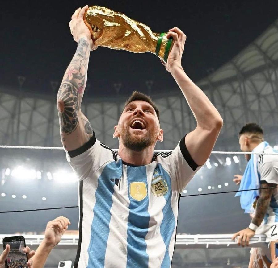 Lionel Messi și trofeul Cupei Mondiale. Foto: Instagram @leomessi Presa din Spania dezvăluie câștigătorul și câștigătoarea Balonului de Aur » Premieră în fotbalul feminin