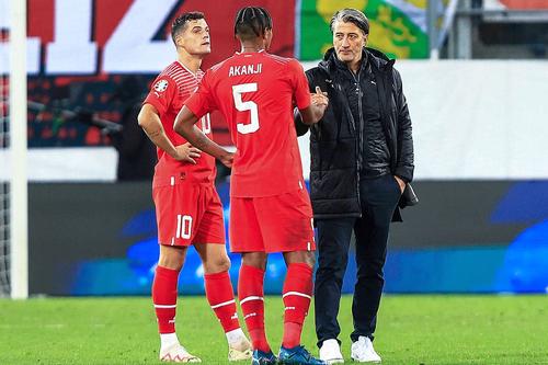 Murat Yakin (dreapta), selecționerul Elveției, îl atacă pe căpitanul Granit Xhaka (spate). Foto: Imago Images