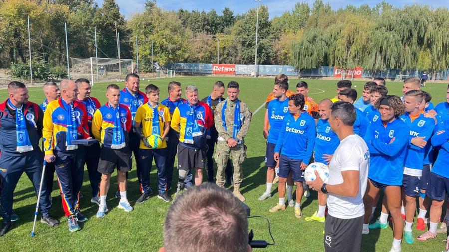 Sportivii Invictus România față în față cu jucătorii Universității Craiova / Foto: Universitatea Craiova Momente emoționante în Bănie. Mitriță a primit tăblița unui soldat căzut la datorie