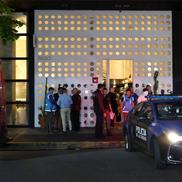 Poliția și pompierii lucrează la locul faptei, la hotelul Casa Sur, unde fostul membru One Direction Liam Payne a fost găsit fără suflare în Buenos Aires. Foto: Getty Images