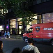 Poliția și pompierii lucrează la locul faptei, la hotelul Casa Sur, unde fostul membru One Direction Liam Payne a fost găsit fără suflare în Buenos Aires. Foto: Getty Images