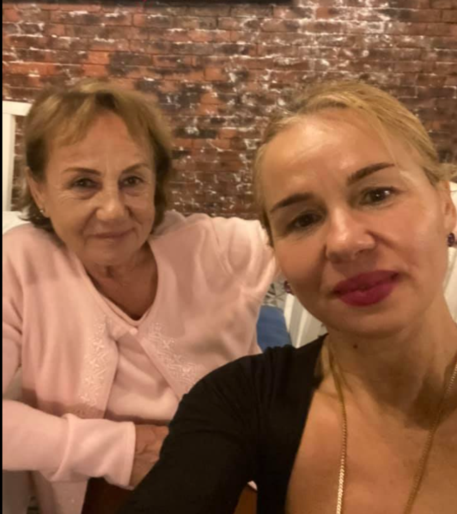 Otilia Bădescu, alături de mama ei, Marioara Foto: Facebook Otilia Bădescu „Cum adică să NU-l umilesc?” » Campioana Otilia Bădescu, interviu rar despre luptele pe muchie de paletă: „Chinezii au refuzat să mă pregătească, le-a fost frică!” + Ce mare regret are