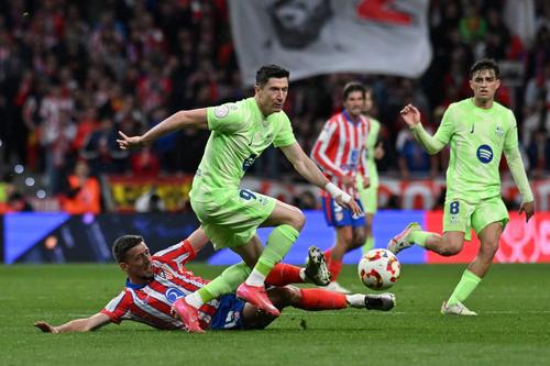 Robert Lewandowski, în tricoul Barcelonei, contra lui Atletico / Foto: Imago