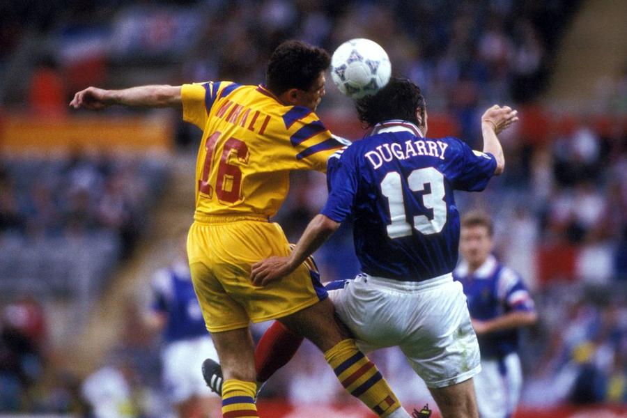 Gică Mihali în anii de fotbalist, într-un duel cu francezul Christophe Dugarry la Euro 1996 Campion și căpitan la Dinamo, mesaj de forță înaintea derby-ului cu Rapid: „Sigur nu pierdem. De ce ne-ar fi frică de ei?!”
