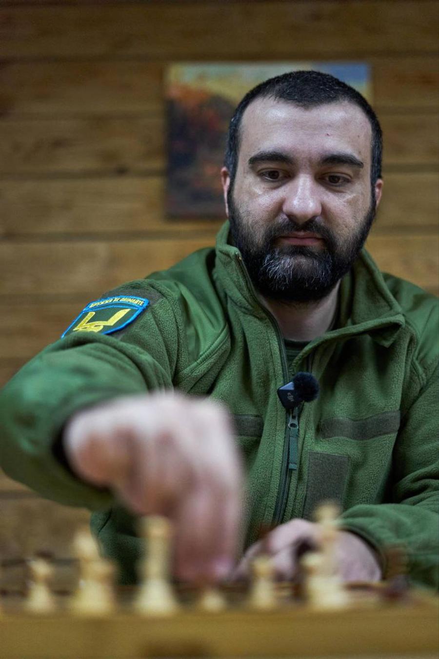 Igor Kovalenko, în fața tablei de șah/Foto: X „Joc șah cu calmante de durere” » Soldatul din armata Ucrainei care a devenit campion european: „Faci totul în tranșee, înconjurat de șoareci și murdărie”