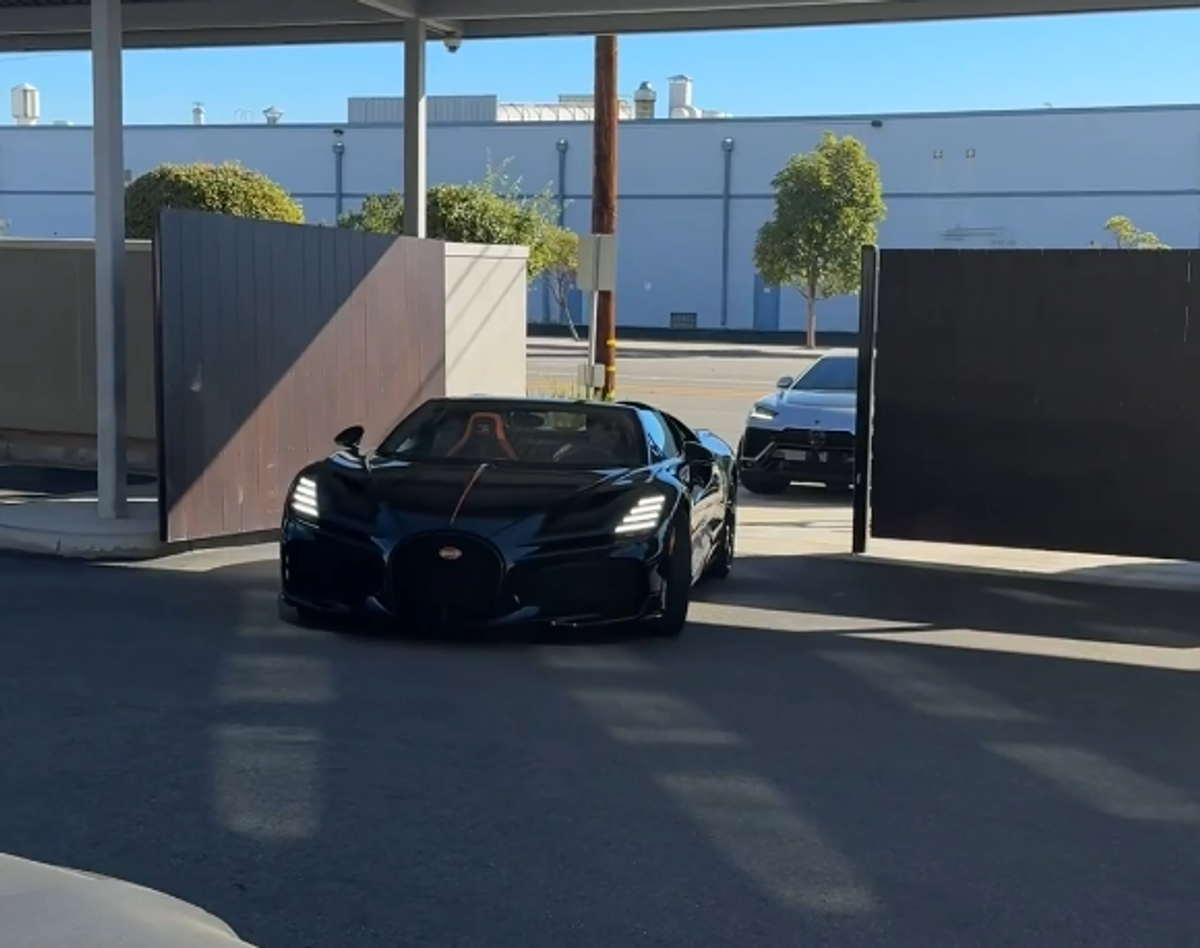 Până la Tesle zburătoare, superstarul echipei a apărut cu hypercar-ul de 5 milioane $ și l-a lăsat perplex pe Snoop Dogg