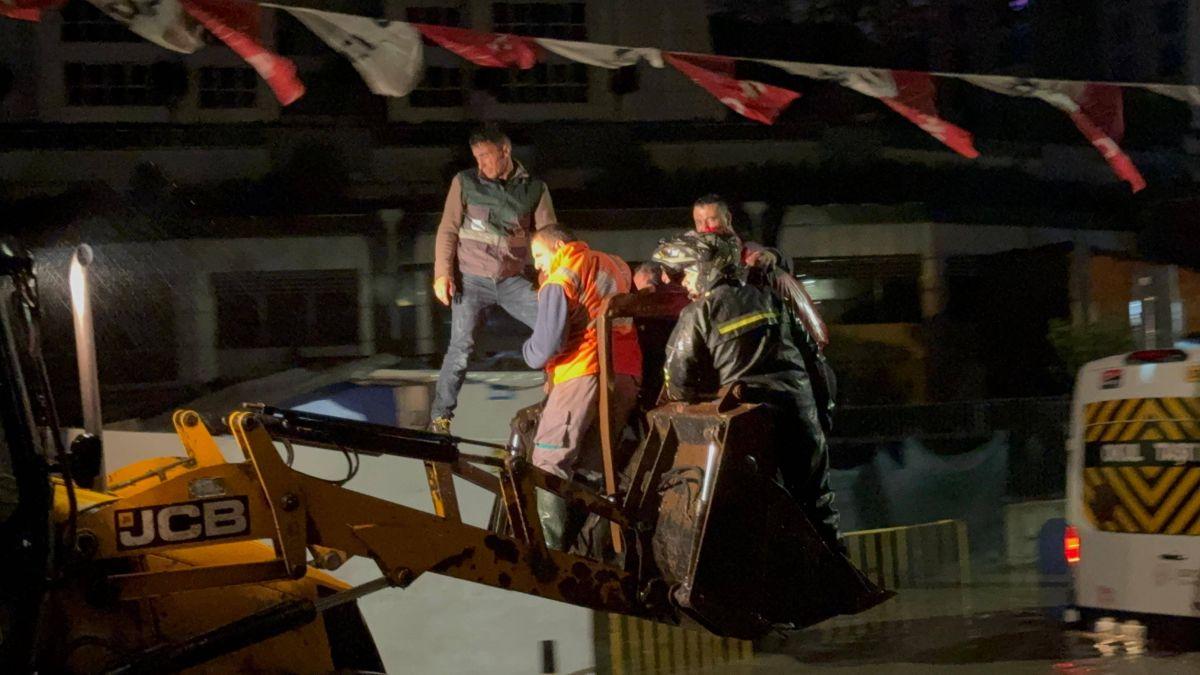 Cele mai grave inundații din ultimii 84 de ani au paralizat Istanbulul