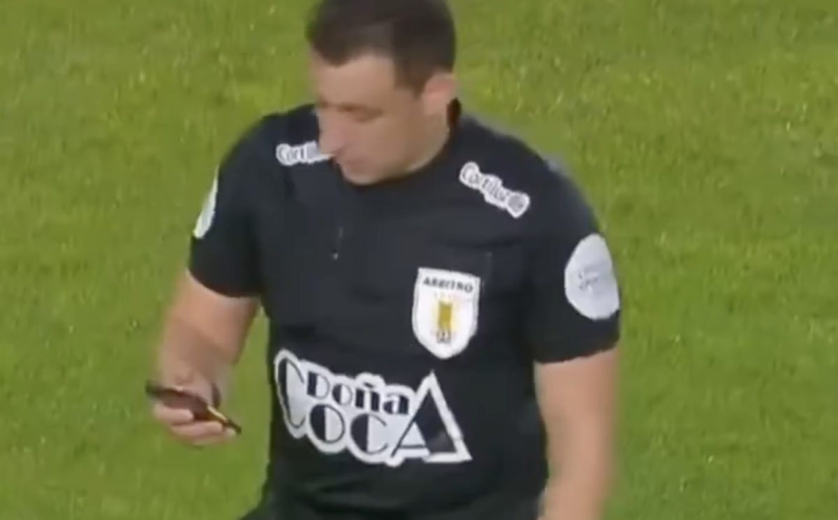A scos în premieră cartonașul electronic! Arată precum un smartphone... dar a apărut o problemă