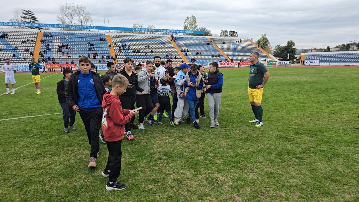 Neveu, magnet la autografe! » Lui Prunea, Torje și Marius Niculae nu le-a venit să creadă ce se întâmplă pe gazon