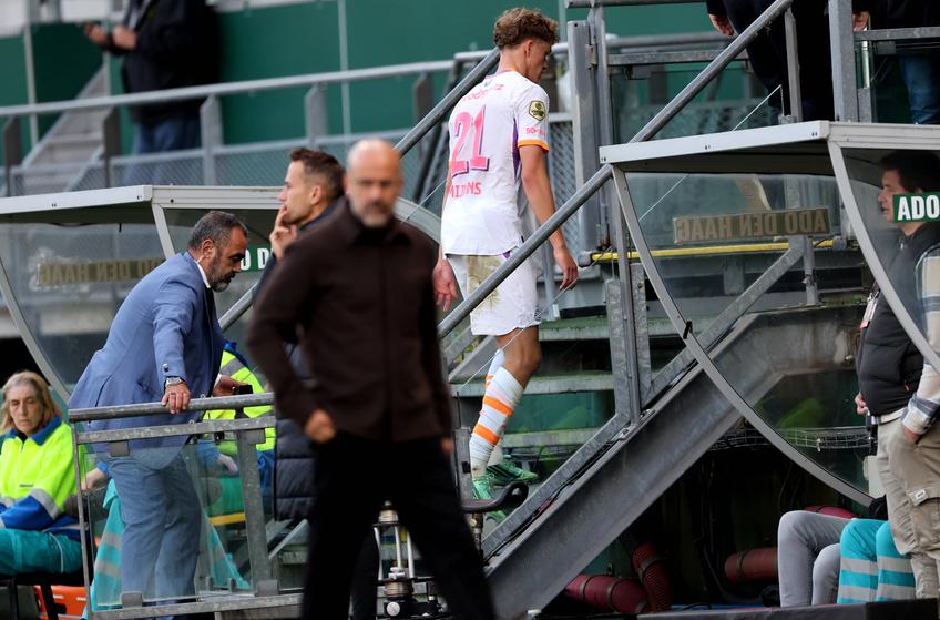 Mijnans, trecând pe lângă antrenorul Bosz, după roșul văzut / FOTO: Imago