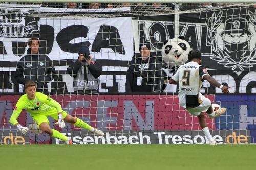 Cinci penalty-uri dictate în Elvesberg - Augsburg, dintre care unul anulat // foto: Imago Images