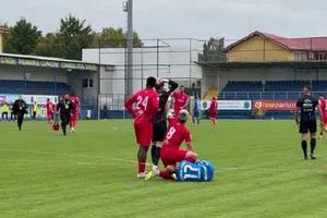 Scene de coșmar în Liga 2 » Fractură deschisă, toți și-au pus mâinile pe cap! Arbitrul NU a dat nici „galben”