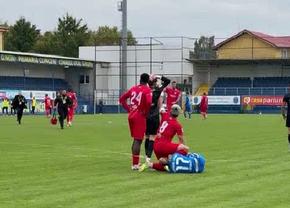 Scene de coșmar în Liga 2 » Fractură deschisă, toți și-au pus mâinile pe cap! Arbitrul NU a dat nici „galben”