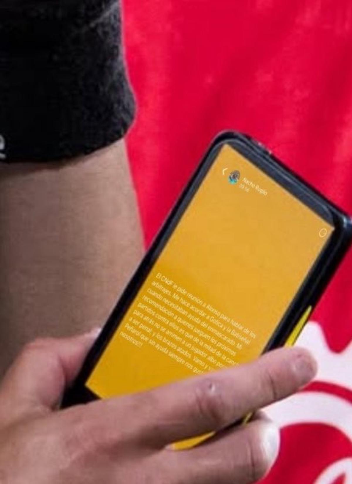 A scos în premieră cartonașul electronic! Arată precum un smartphone... dar a apărut o problemă
