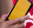 A scos în premieră cartonașul electronic! Arată precum un smartphone... dar a apărut o problemă