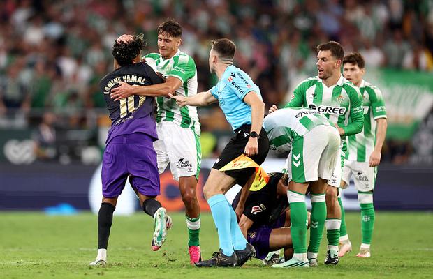 ȘAPTE goluri în Betis - Barcelona » Lamine Yamal a marcat un eurogol, apoi a provocat un „ROȘU” și i-a scos din sărite pe adversari