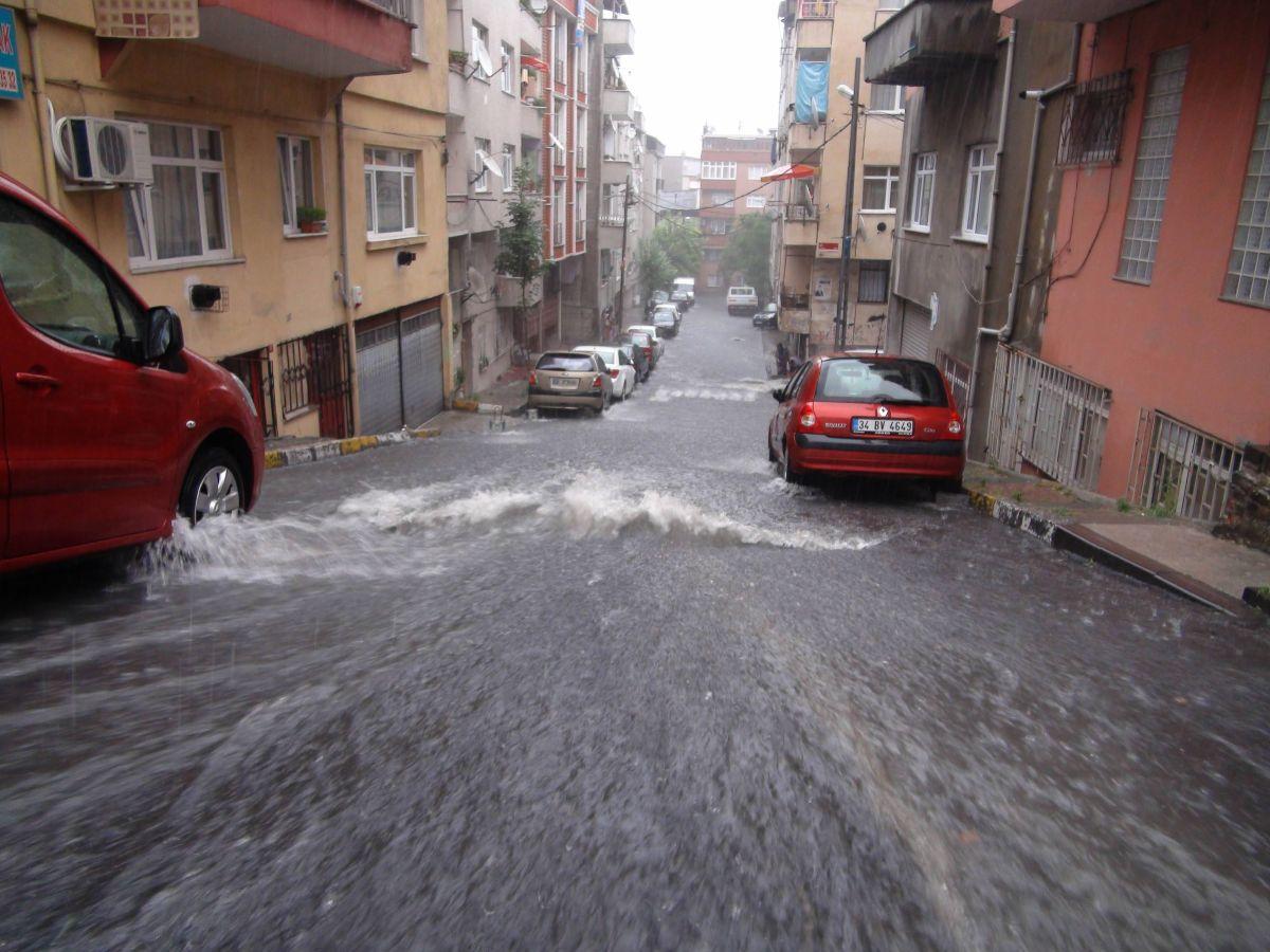 Inundațiile apocaliptice paralizează fotbalul » Se amână 3 meciuri?