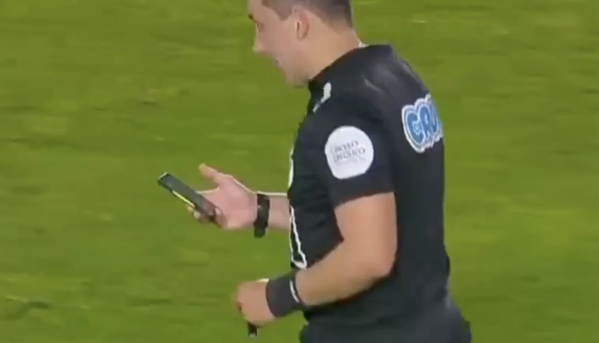 A scos în premieră cartonașul electronic! Arată precum un smartphone... dar a apărut o problemă