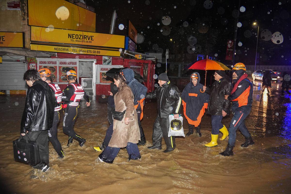 Cele mai grave inundații din ultimii 84 de ani au paralizat Istanbulul