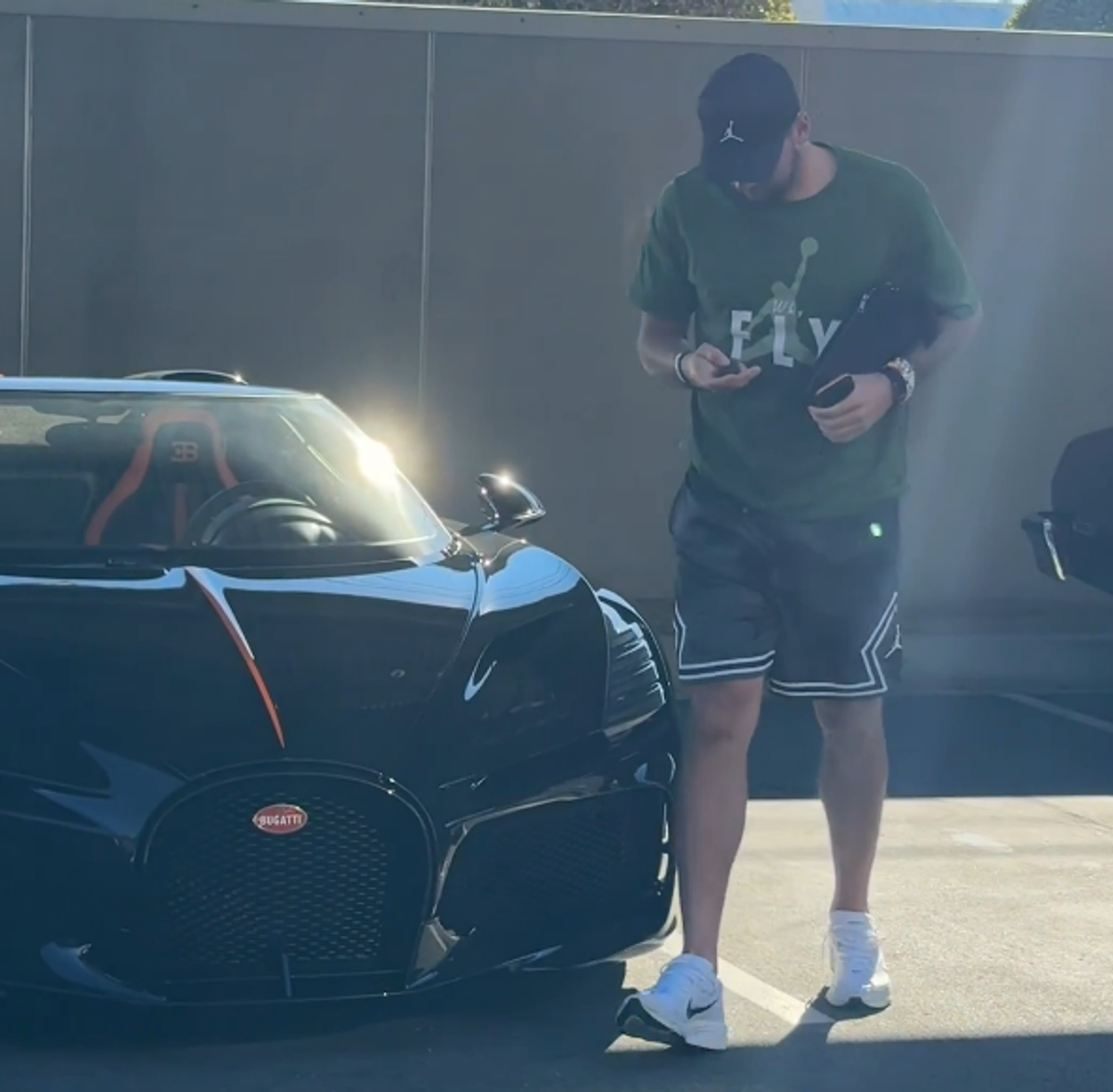 Până la Tesle zburătoare, superstarul echipei a apărut cu hypercar-ul de 5 milioane $ și l-a lăsat perplex pe Snoop Dogg