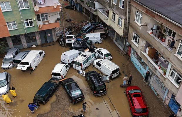 Inundațiile apocaliptice paralizează fotbalul » Se amână 3 meciuri?