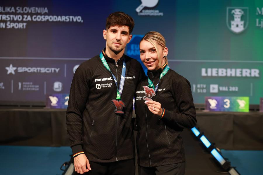 Eduard Ionescu și Bernadette Szocs cu medaliile de bronz FOTO FRTM Bernadette Szocs, sinceră după o zi dificilă la Europene: „Nu am evoluat așa cum ne-am dorit” » Luptă sâmbătă pentru medalie la simplu