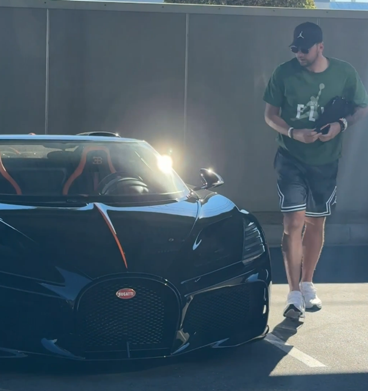 Până la Tesle zburătoare, superstarul echipei a apărut cu hypercar-ul de 5 milioane $ și l-a lăsat perplex pe Snoop Dogg