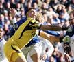 „Dibu” Martinez, scos cu targa de pe teren în Everton - Chelsea / Foto: X