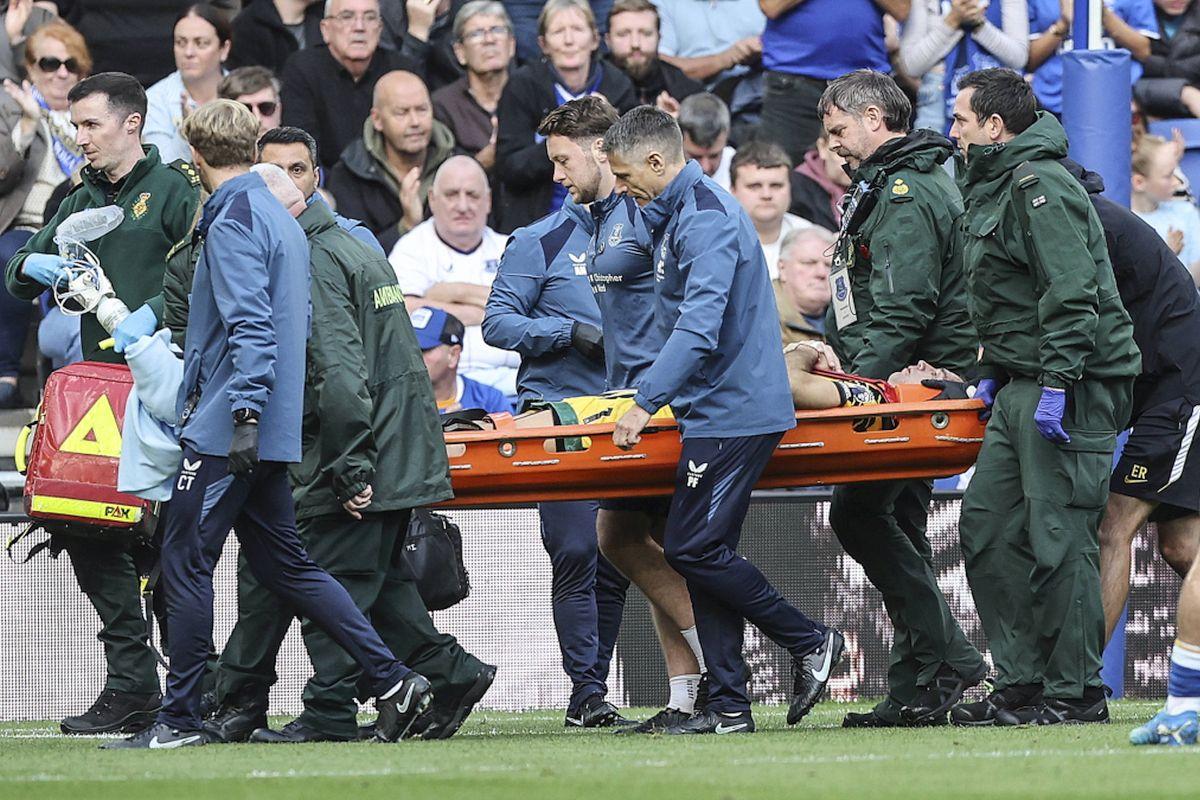 Panică în Premier League » „Dibu” Martinez a primit îngrijiri medicale timp de 10 minute și a fost transportat la spital