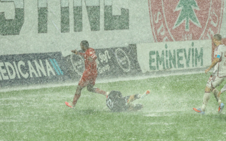 Partida din liga secundă dintre Ümraniyespor și Boluspor a fost întreruptă miercuri din cauza inundării terenului de joc Inundațiile apocaliptice paralizează fotbalul » Se amână 3 meciuri?
