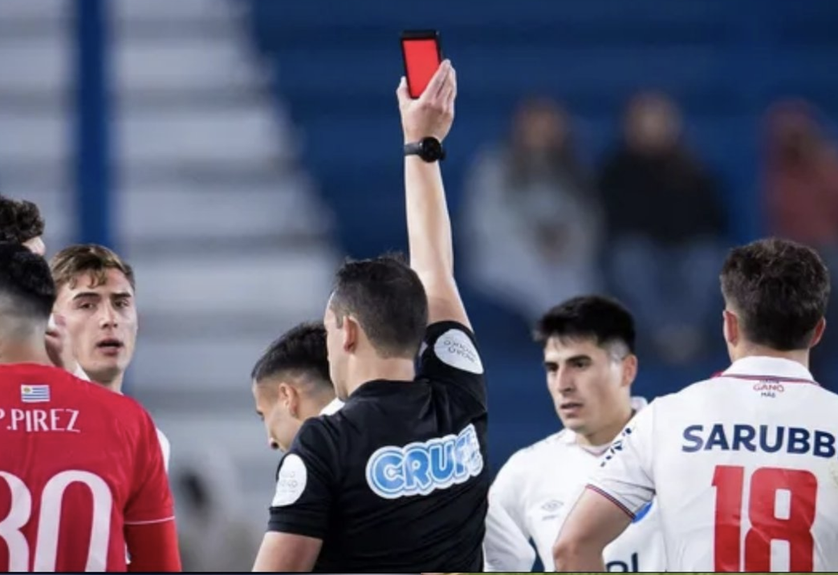 A scos în premieră cartonașul electronic! Arată precum un smartphone... dar a apărut o problemă