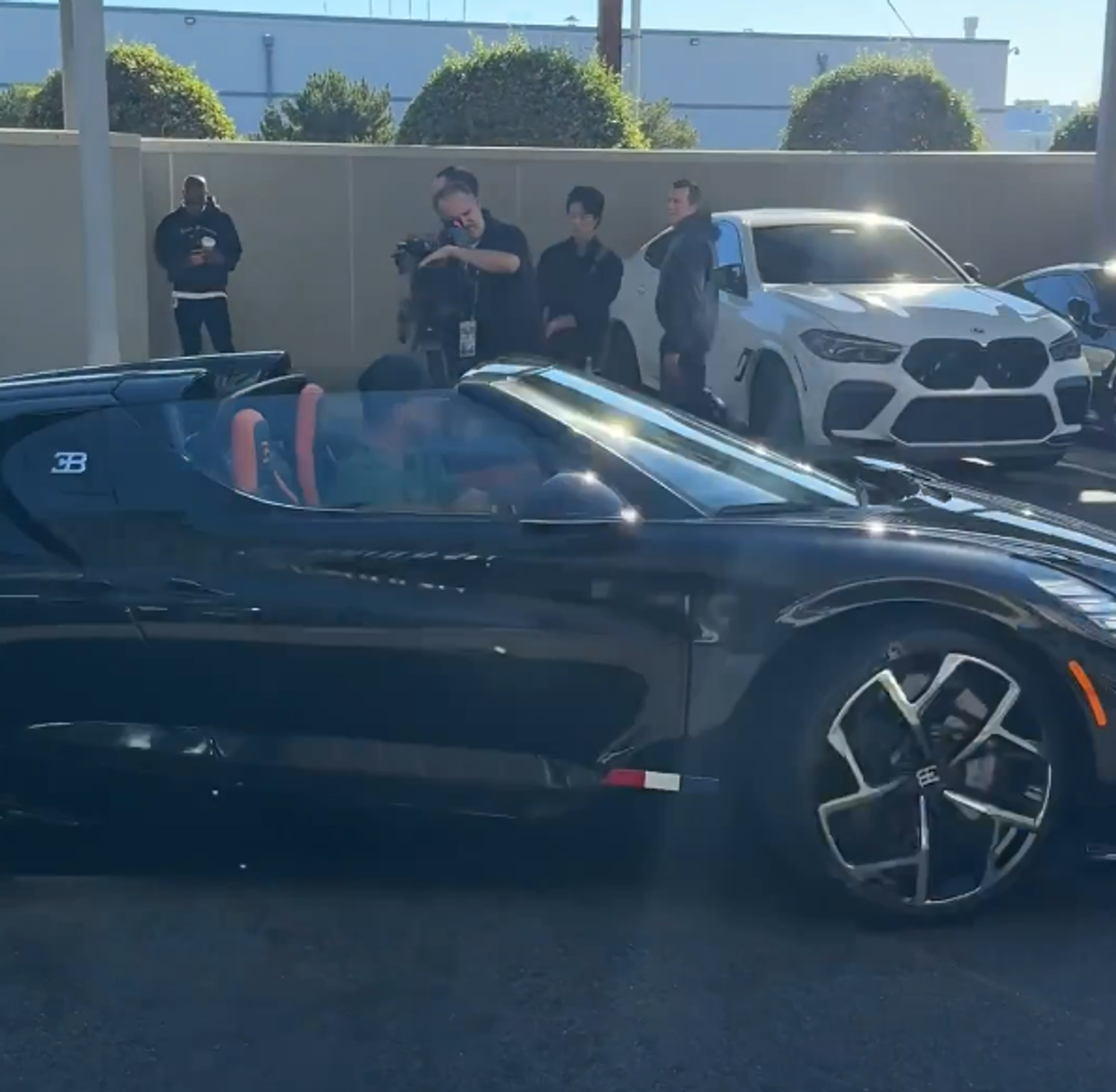 Până la Tesle zburătoare, superstarul echipei a apărut cu hypercar-ul de 5 milioane $ și l-a lăsat perplex pe Snoop Dogg