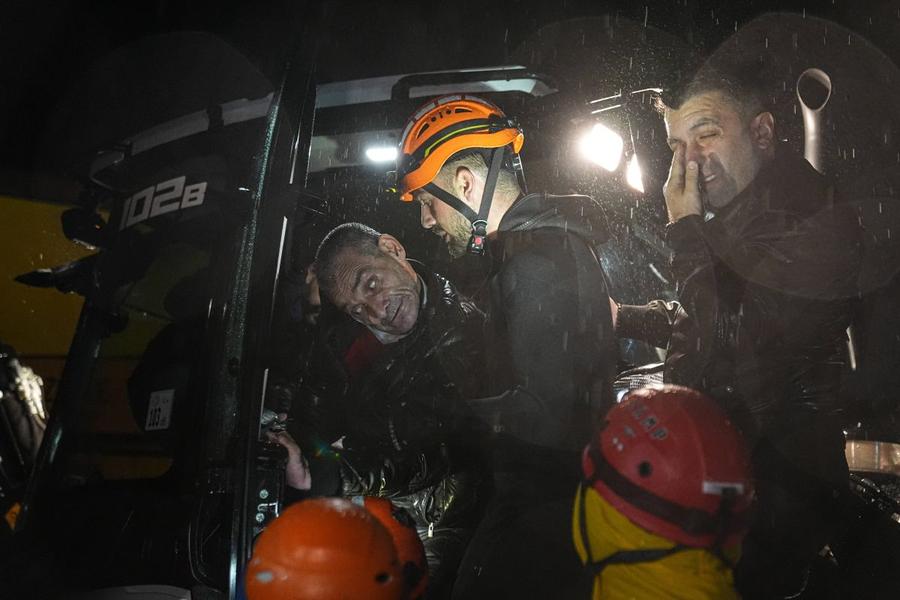 Oameni disperați sunt salvați din calea puhoaielor care au devastat Istanbulului / Foto: Imago Inundațiile apocaliptice paralizează fotbalul » Se amână 3 meciuri?