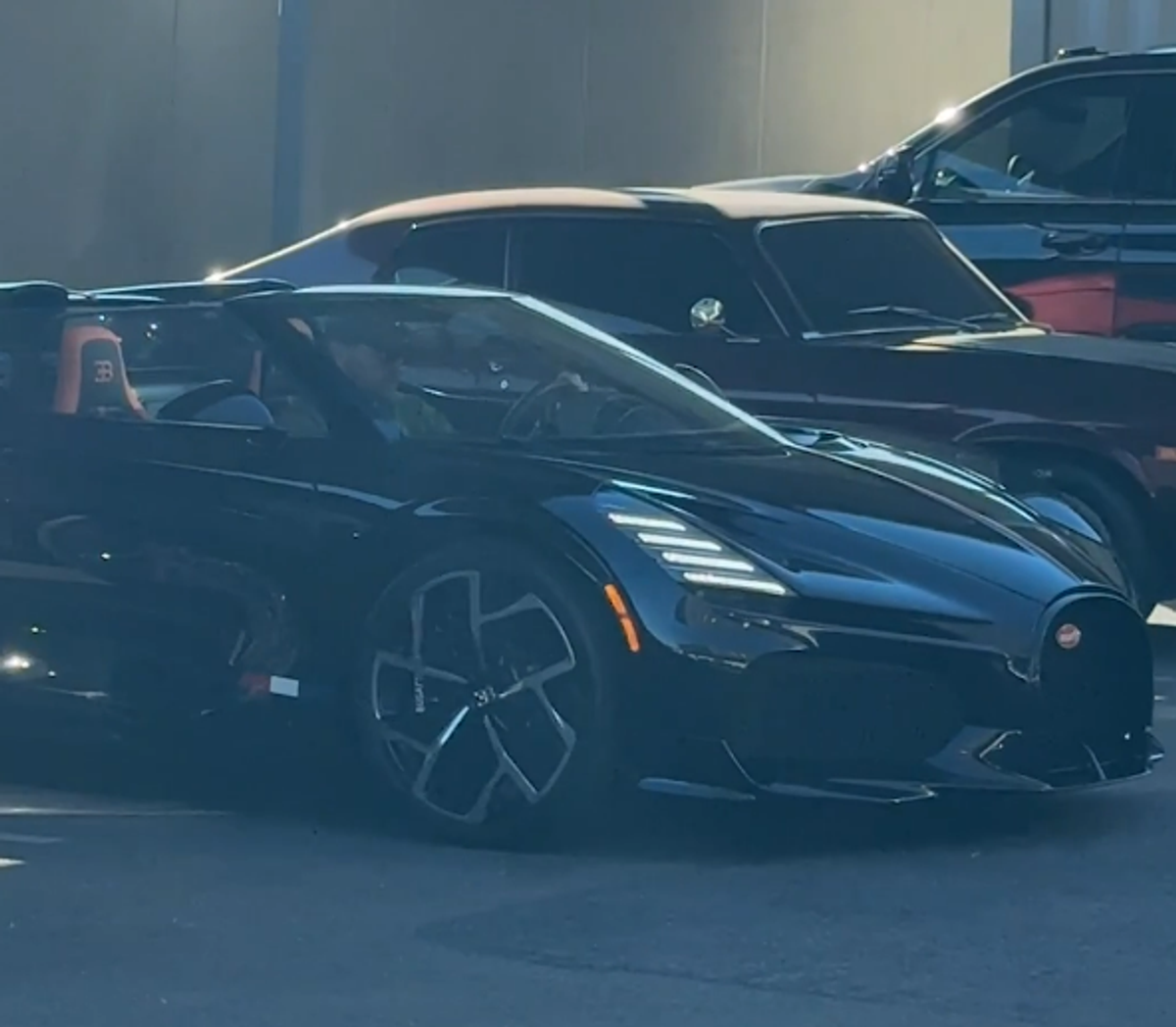 Până la Tesle zburătoare, superstarul echipei a apărut cu hypercar-ul de 5 milioane $ și l-a lăsat perplex pe Snoop Dogg