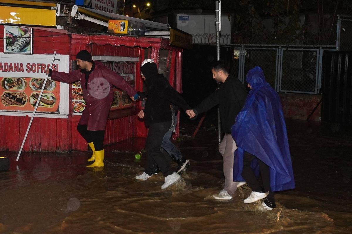 Inundațiile apocaliptice paralizează fotbalul » Se amână 3 meciuri?