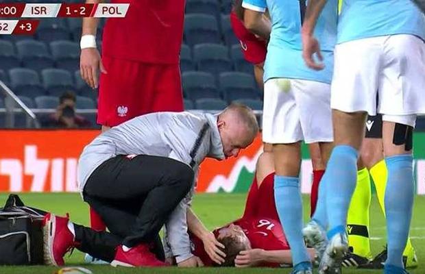 VIDEO Un steward care urmărea un fan pe gazon la Israel - Polonia a intrat într-un jucător