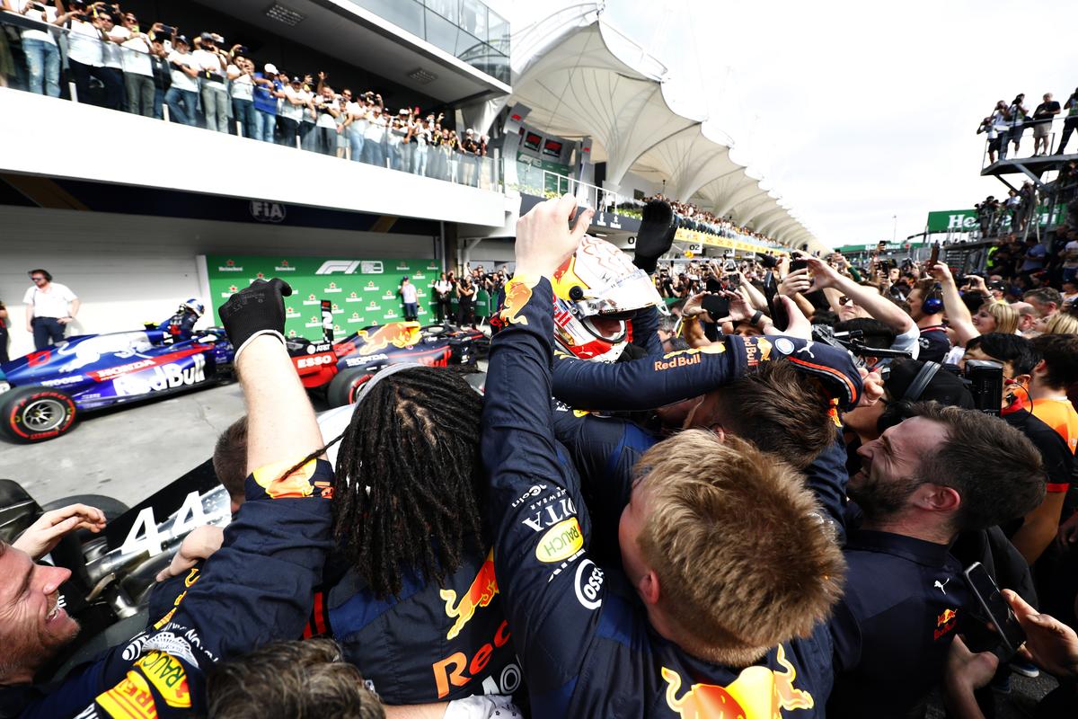Colaps Ferrari: Vettel și LeClerc s-au scos reciproc din Marele Premiu al Braziliei: Verstappen, campion și favorit la locul 3 general!