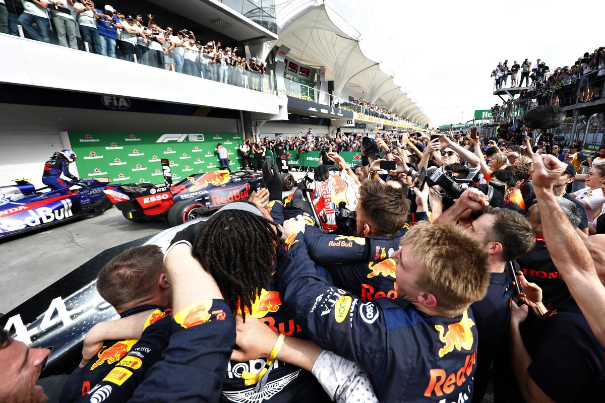 Colaps Ferrari: Vettel și LeClerc s-au scos reciproc din Marele Premiu al Braziliei: Verstappen, campion și favorit la locul 3 general!